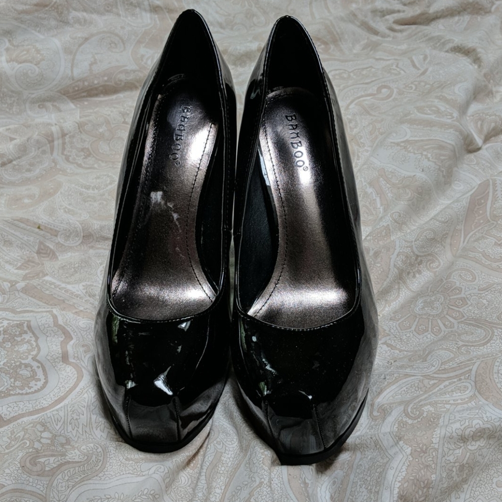 Bamboo patent leather platform pumps